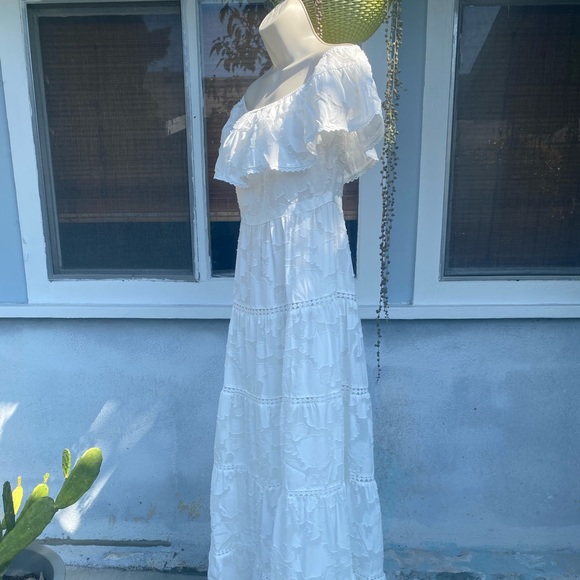 NWT WHITE OFF-THE-SHOULDER RUFFLED LACE MAXI DRESS Medium - Picture 16 of 17